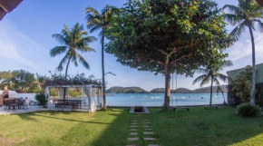 Mansão Pé na Areia da Praia da Ferradura, composta por Cinco Suítes Por Luxury Rentals